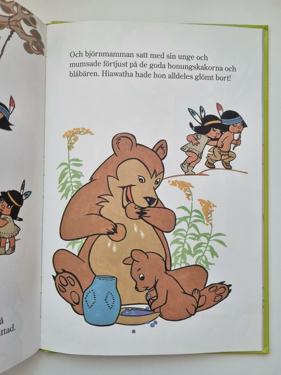 Lilla Hiawatha jagar björn, bok / barnbok