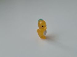Gullig liten gul sagofigur, miniatyr