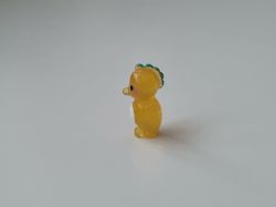 Gullig liten gul sagofigur, miniatyr