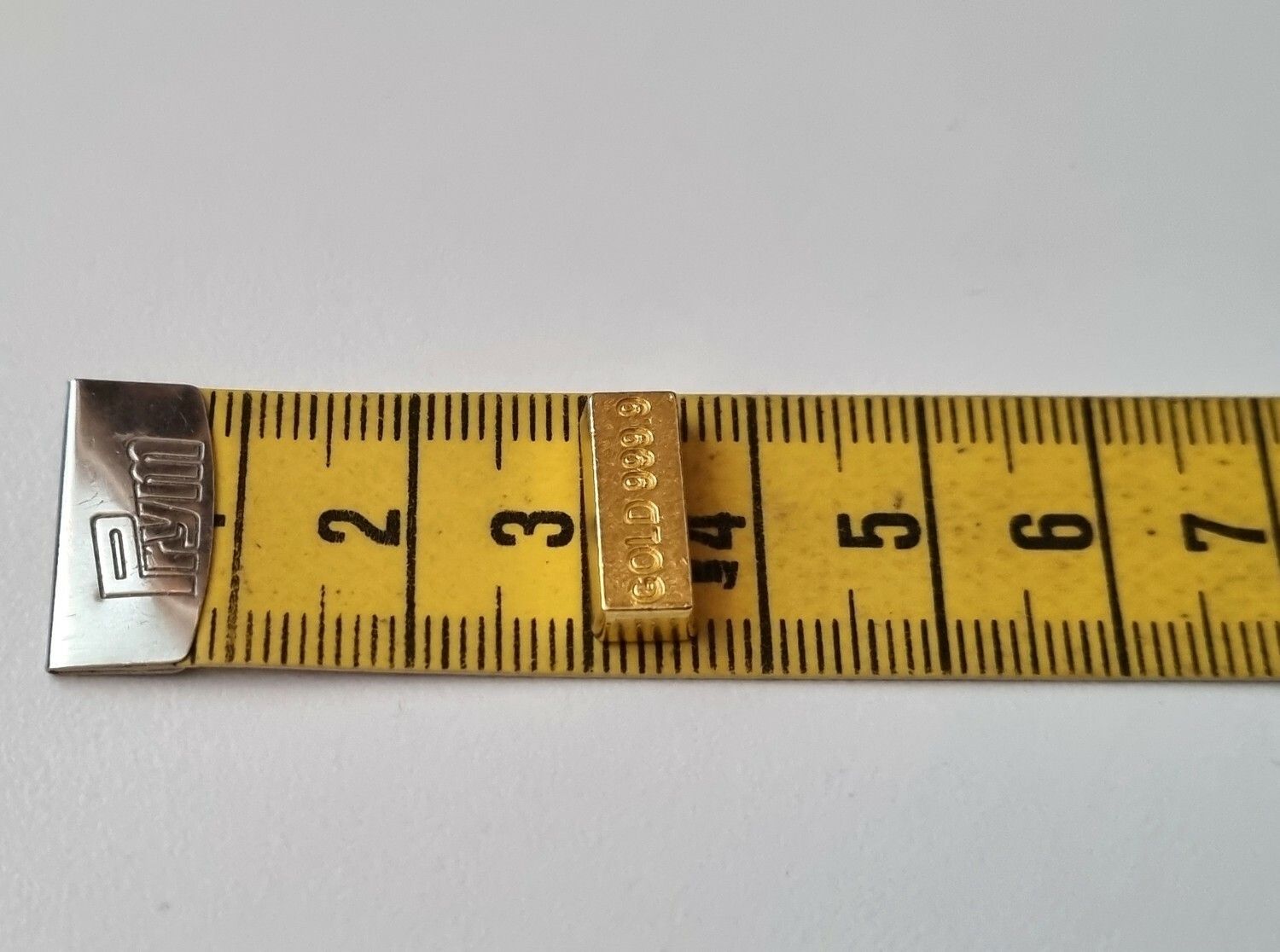 1 st leksakspeng / låtsaspeng som föreställer en guldtacka, miniatyr