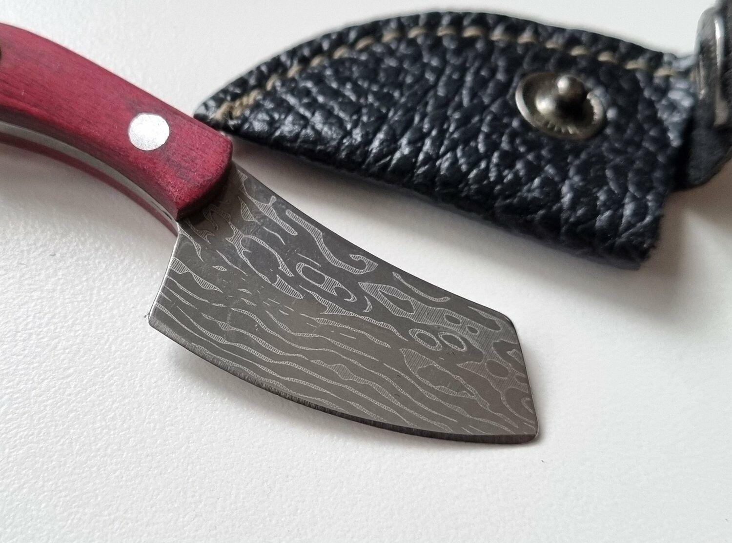 Gullig liten miniatyrkniv / minikniv med fodral