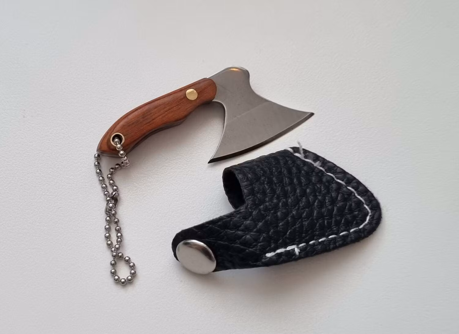 Gullig liten miniatyrkniv / minikniv med fodral