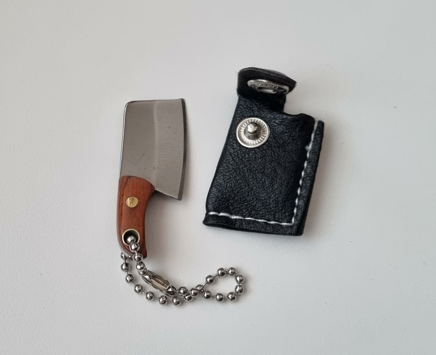Gullig liten miniatyrkniv / minikniv med fodral