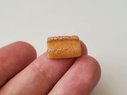 1 st bröd, miniatyrbröd. Miniatyrer till dockskåp, tittskåp (variant 2)
