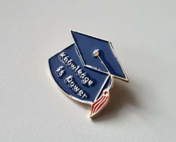 Pin med texten Knowledge is power