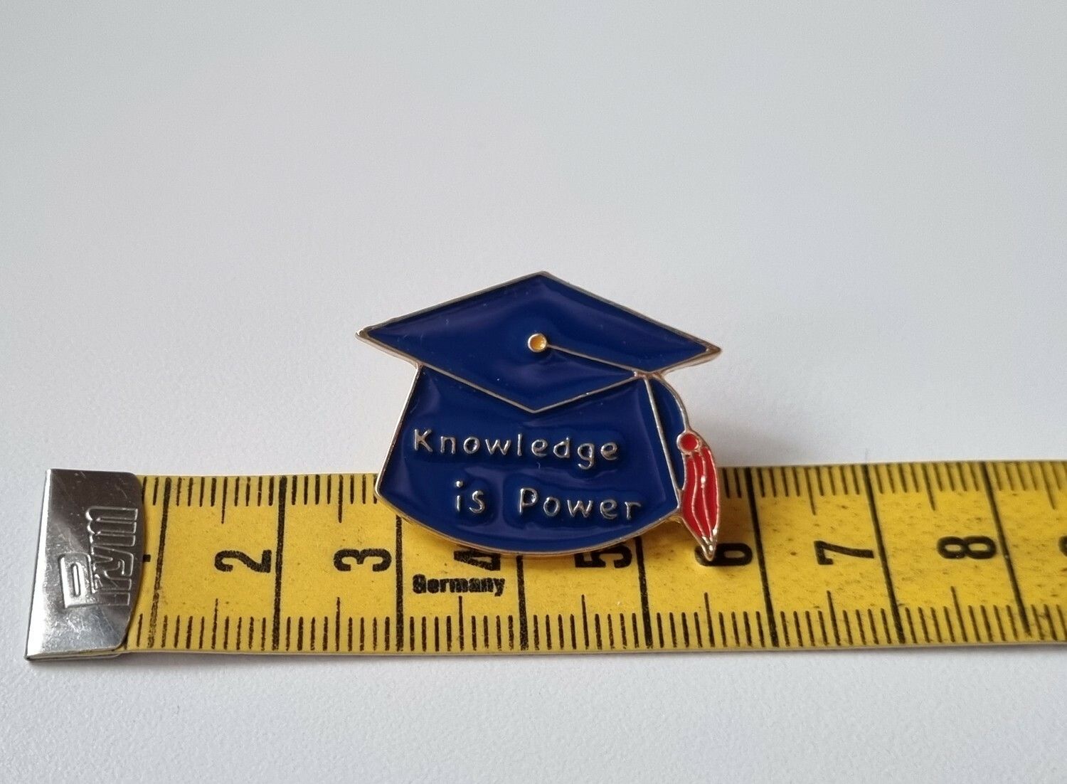 Pin med texten Knowledge is power