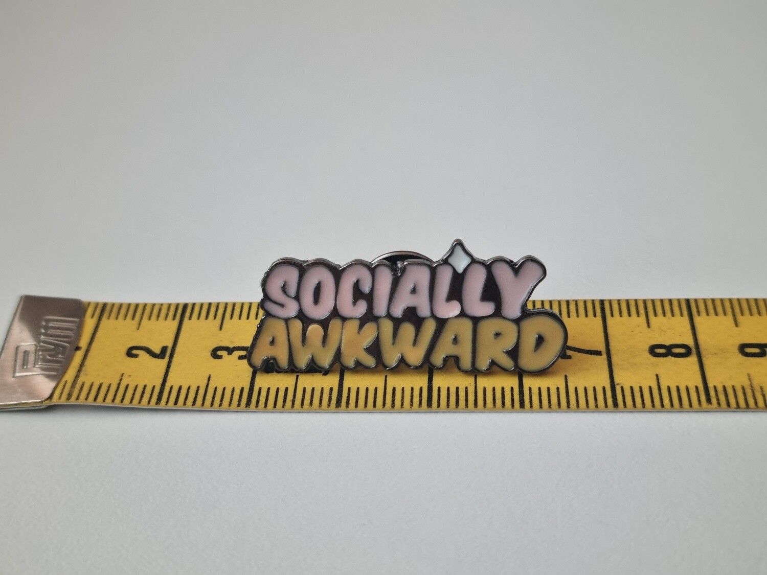 Pin med texten Socially Awkward