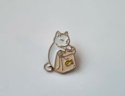 Pin, Vit katt med fiskpåse