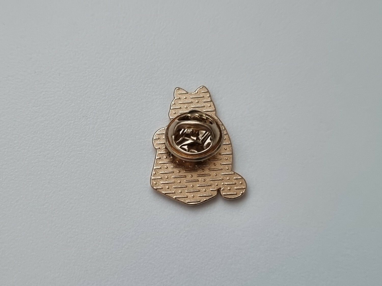 Pin, Vit katt med fiskpåse