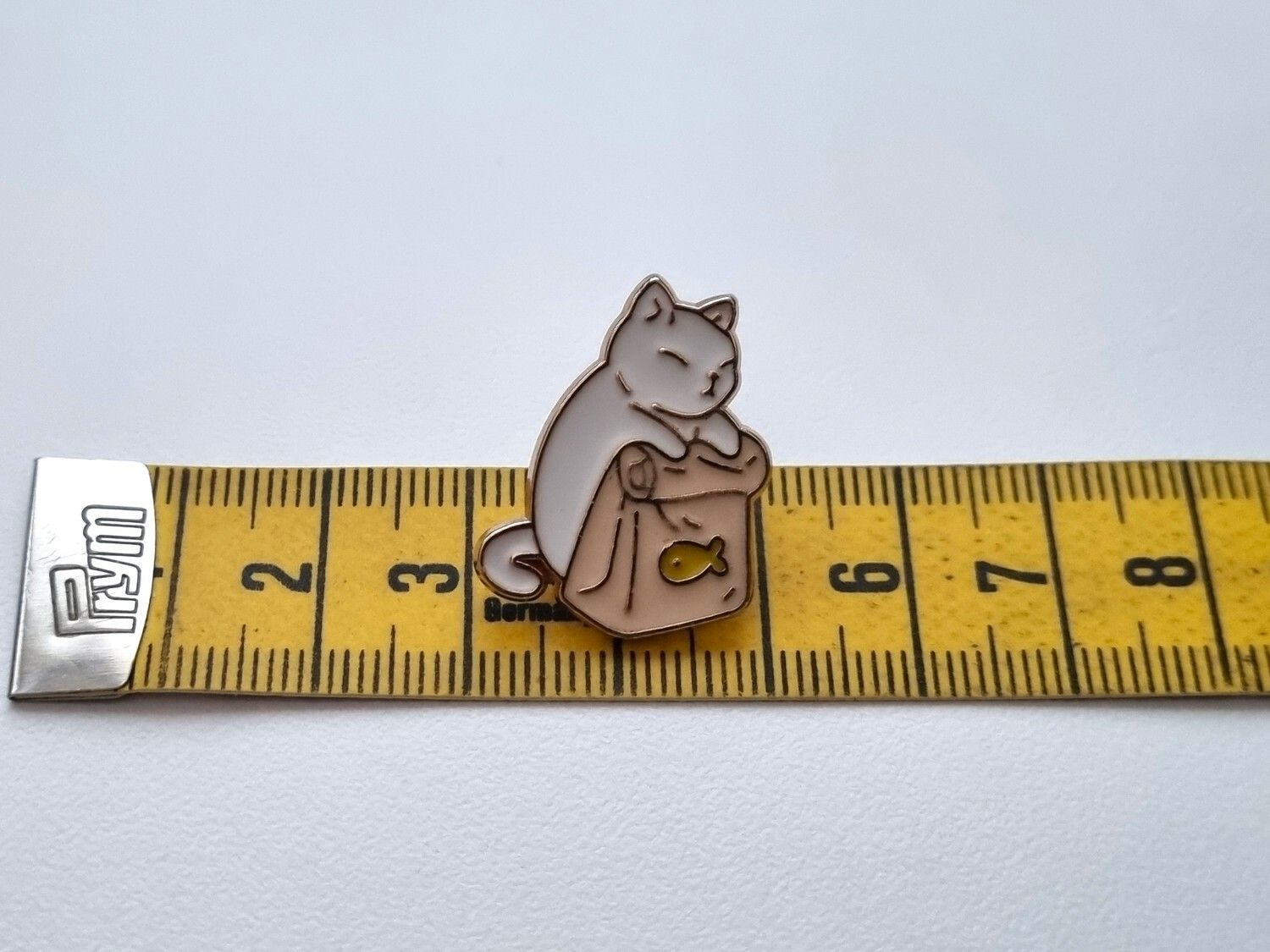Pin, Vit katt med fiskpåse
