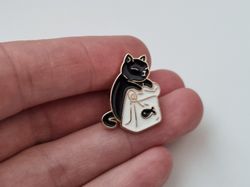 Pin, Svart katt med fiskpåse