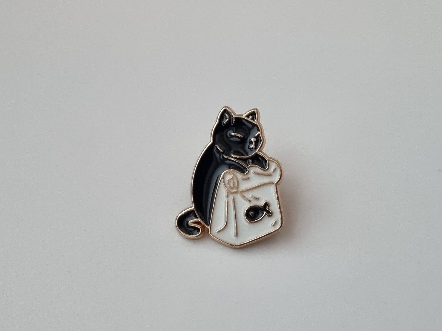 Pin, Svart katt med fiskpåse
