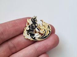 Pin Katt med guldfärgade eldflammor