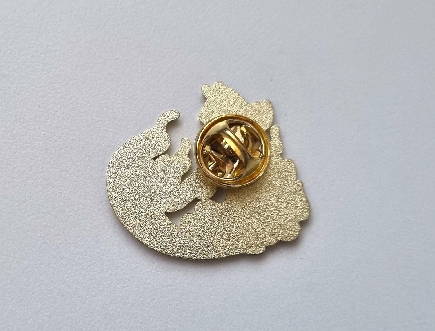 Pin Katt med guldfärgade eldflammor