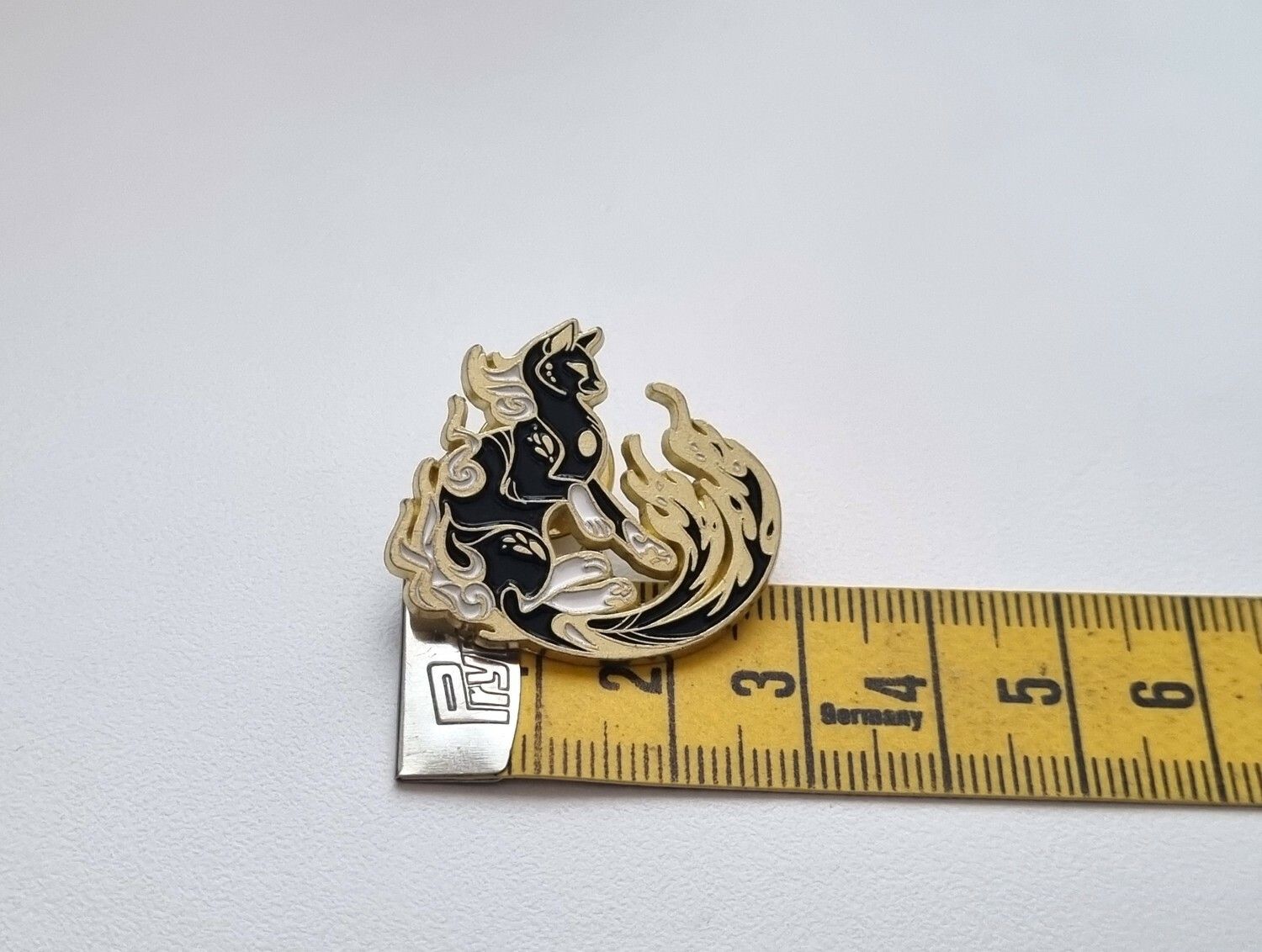 Pin Katt med guldfärgade eldflammor