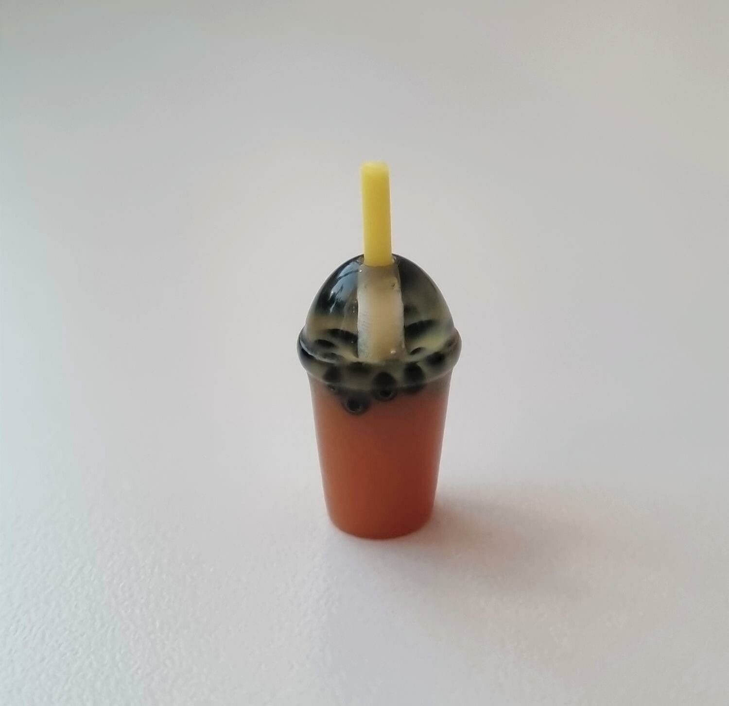1 st brun iskaffe, frappucino, drinkar - Miniatyr för dockhus, tittskåp