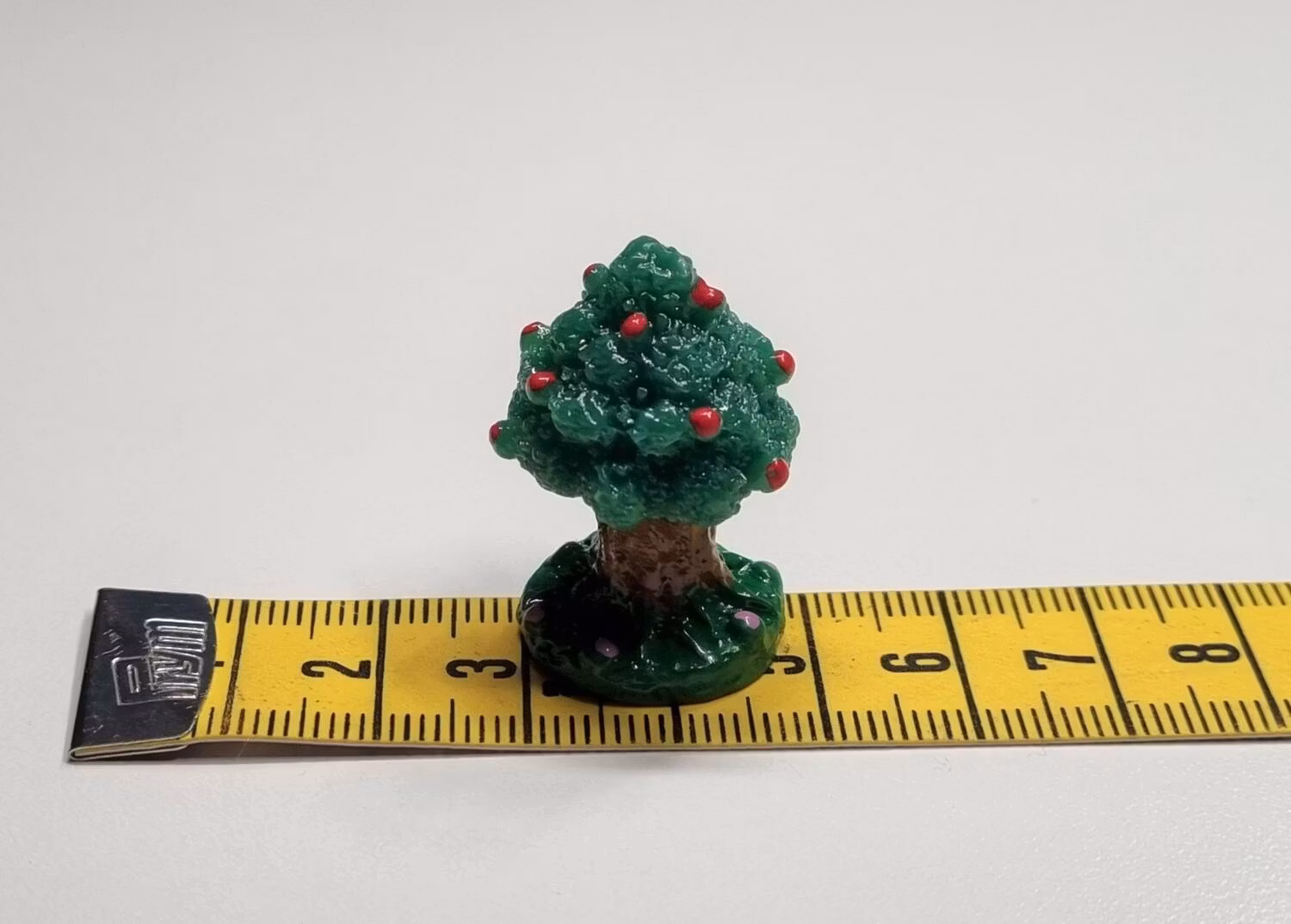 1 st träd. Miniatyrer / figuriner för dockskåpet, tittskåp mm