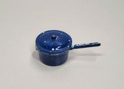 1 st kastrull med lock. Miniatyrer för dockskåp / tittskåp