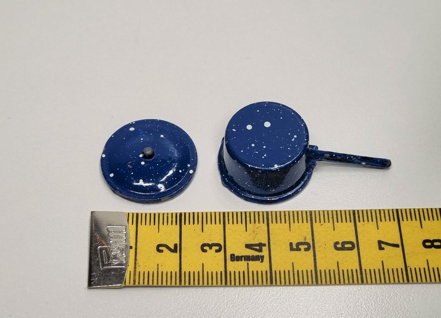 1 st kastrull med lock. Miniatyrer för dockskåp / tittskåp