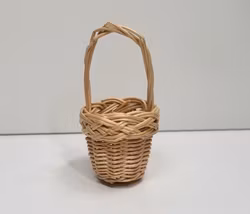 1 st korg, miniatyrkorg. Miniatyrer för dockskåp / tittskåp