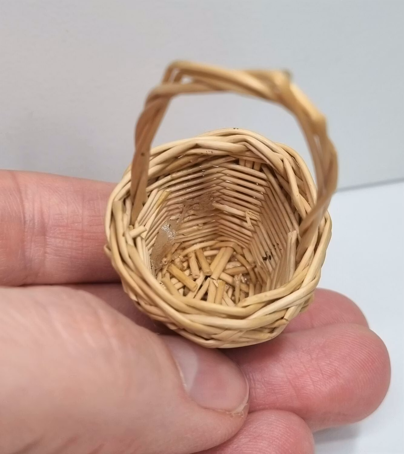 1 st korg, miniatyrkorg. Miniatyrer för dockskåp / tittskåp