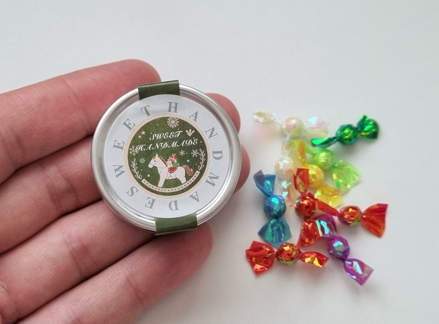 Miniatyrburk, miniburk fylld med små godisar. För dockskåp / tittskåp