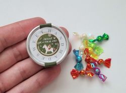 Miniatyrburk, miniburk fylld med små godisar. För dockskåp / tittskåp