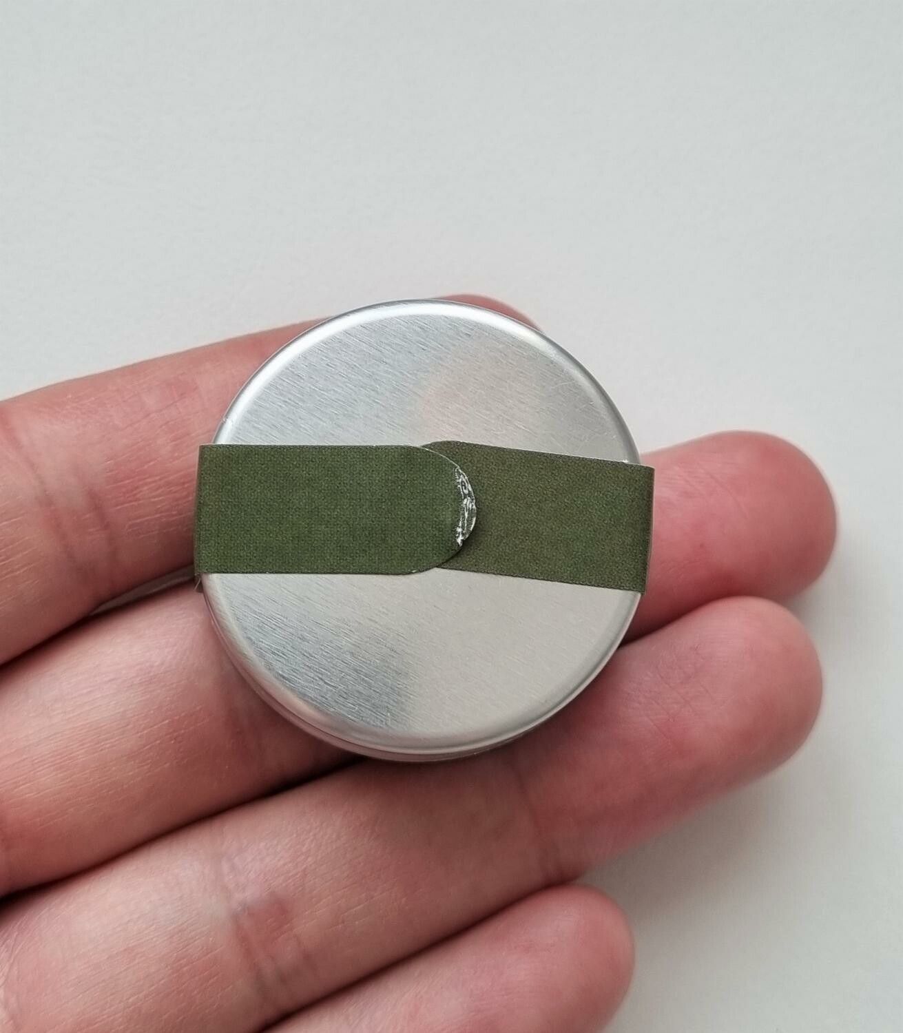 Miniatyrburk, miniburk fylld med små godisar. För dockskåp / tittskåp