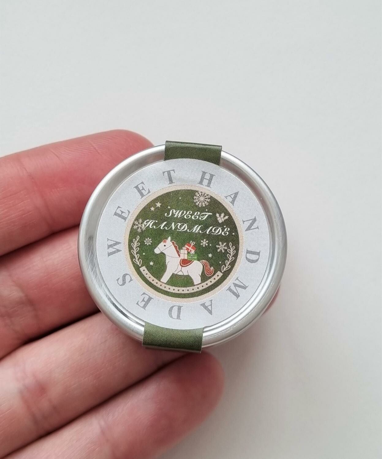 Miniatyrburk, miniburk fylld med små godisar. För dockskåp / tittskåp