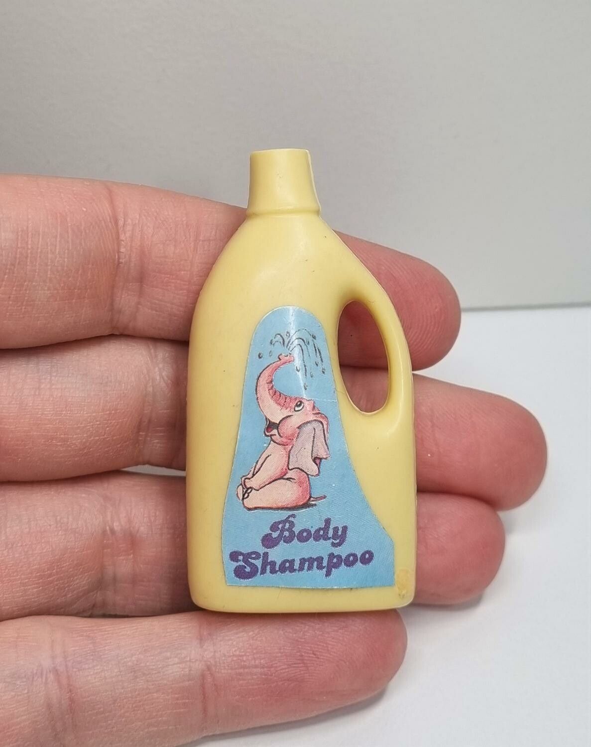 1 st shampooflaska, shampoo. Miniatyrer för dockskåp / tittskåp