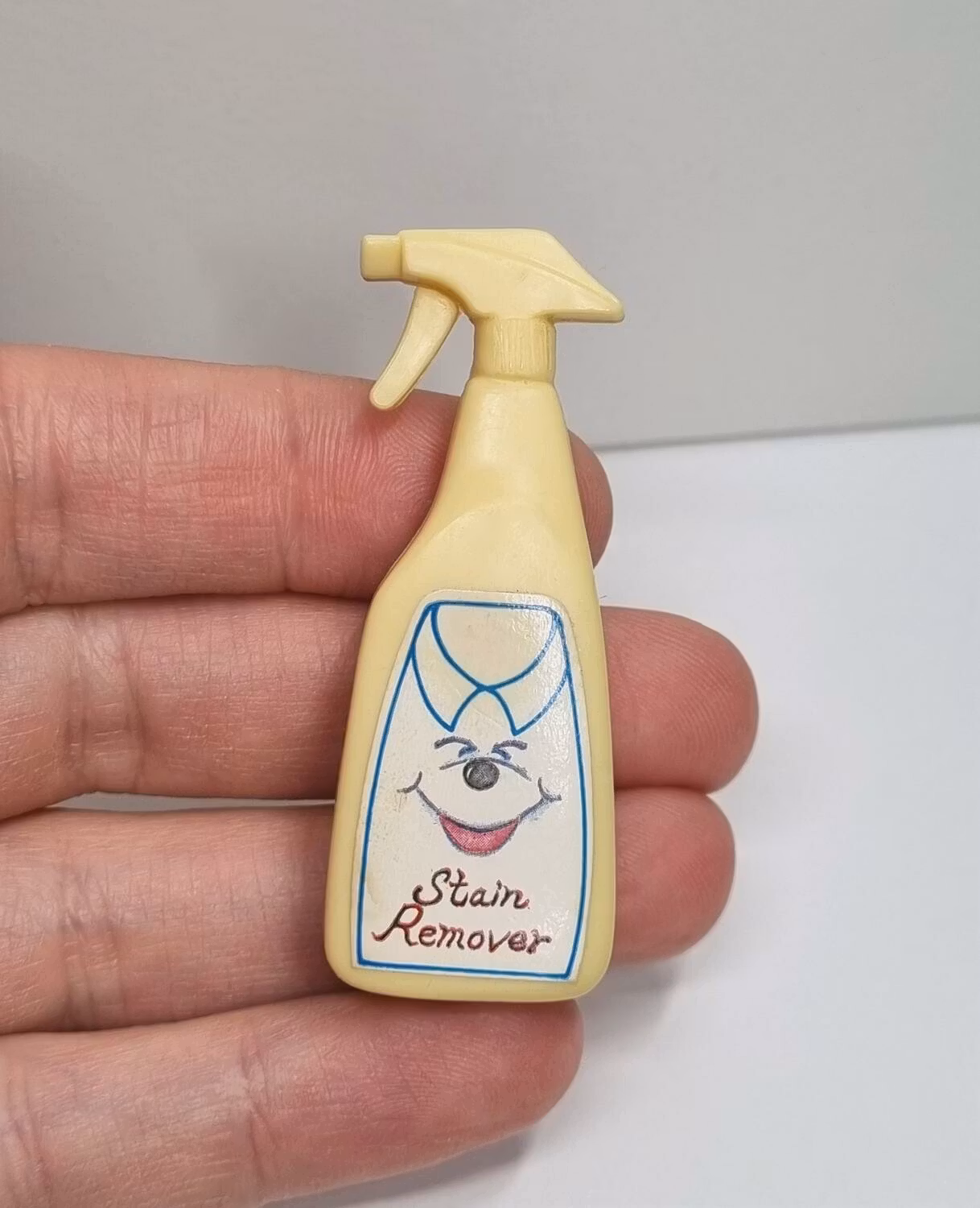 1 st sprayflaska. Miniatyrer för dockskåp / tittskåp