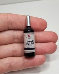 1 st miniatyr, vinflaska till dockskåp, tittskåp