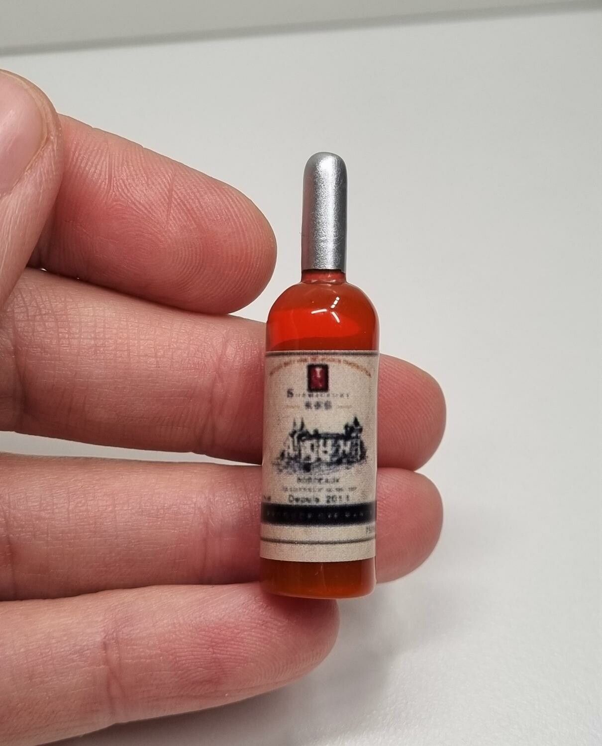 1 st miniatyr, vinflaska till dockskåp, tittskåp