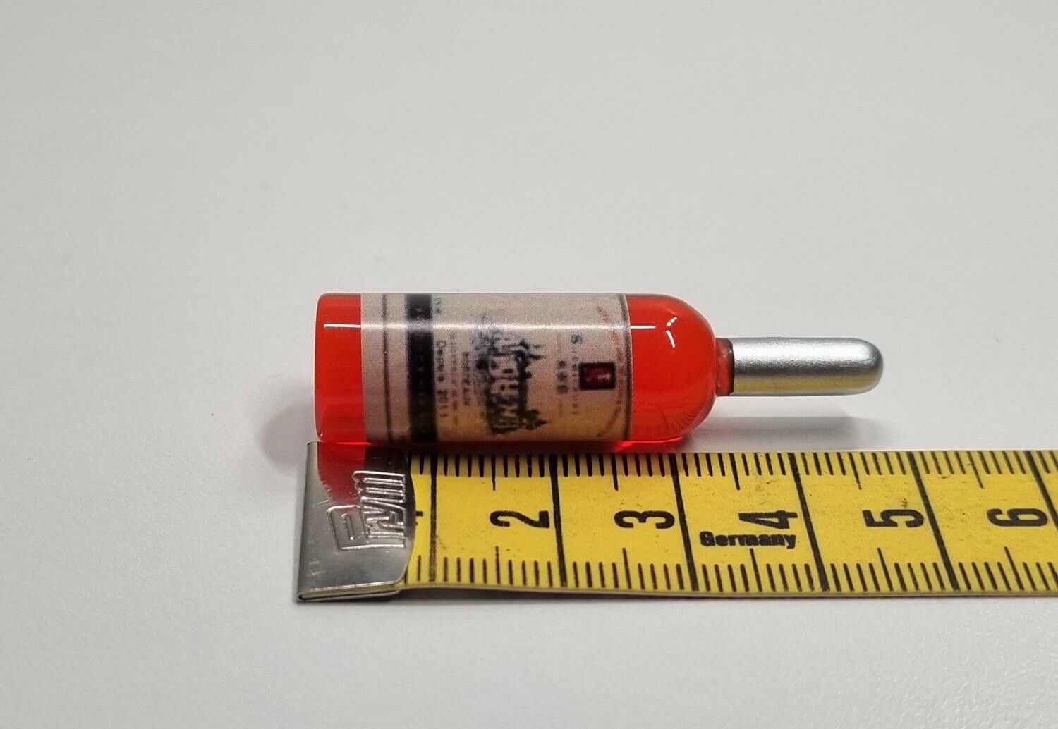 1 st miniatyr, vinflaska till dockskåp, tittskåp