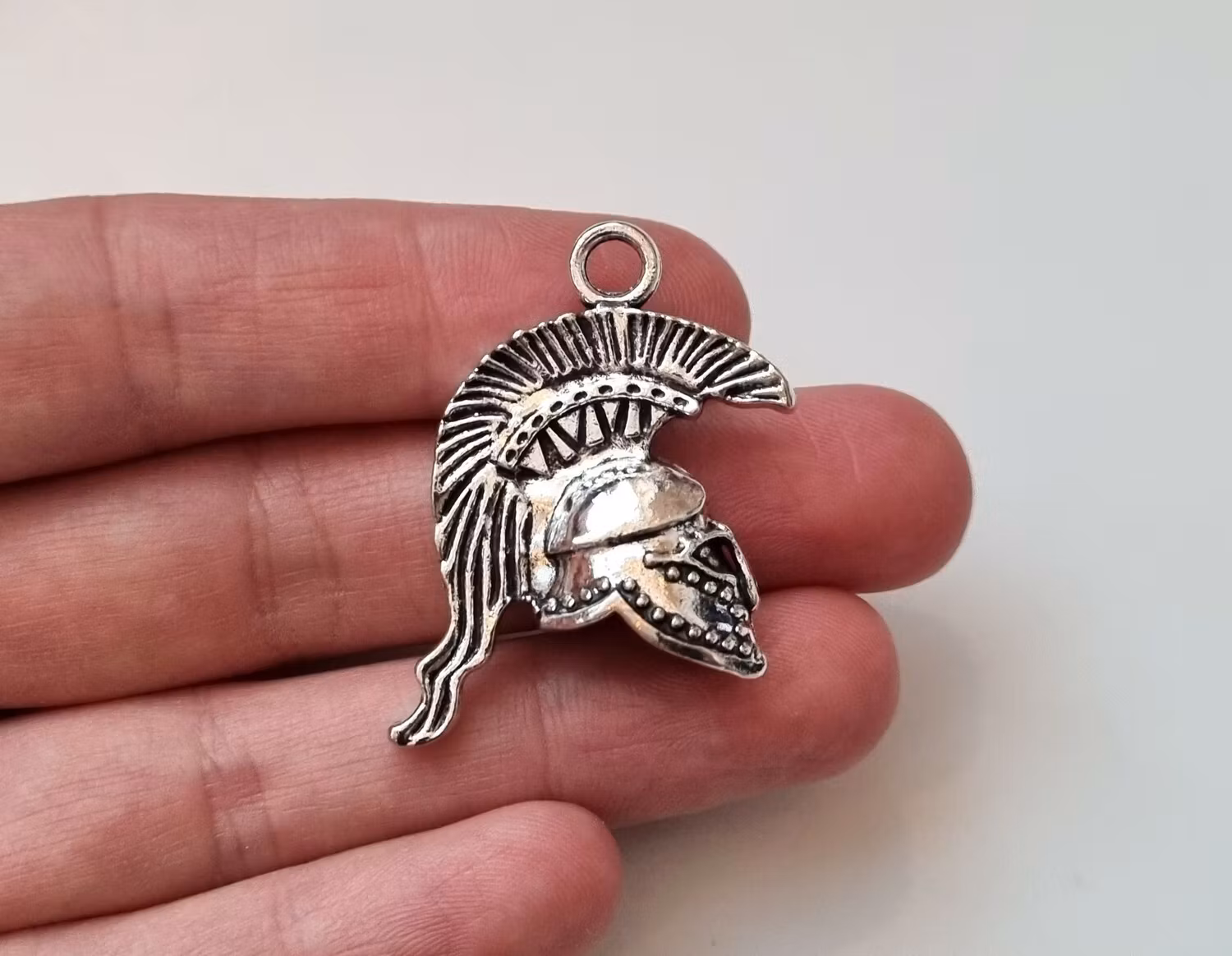 1 st gladiatorhjälm, hänge / berlock (silverfärgad)