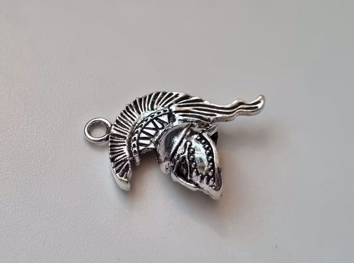 1 st gladiatorhjälm, hänge / berlock (silverfärgad)