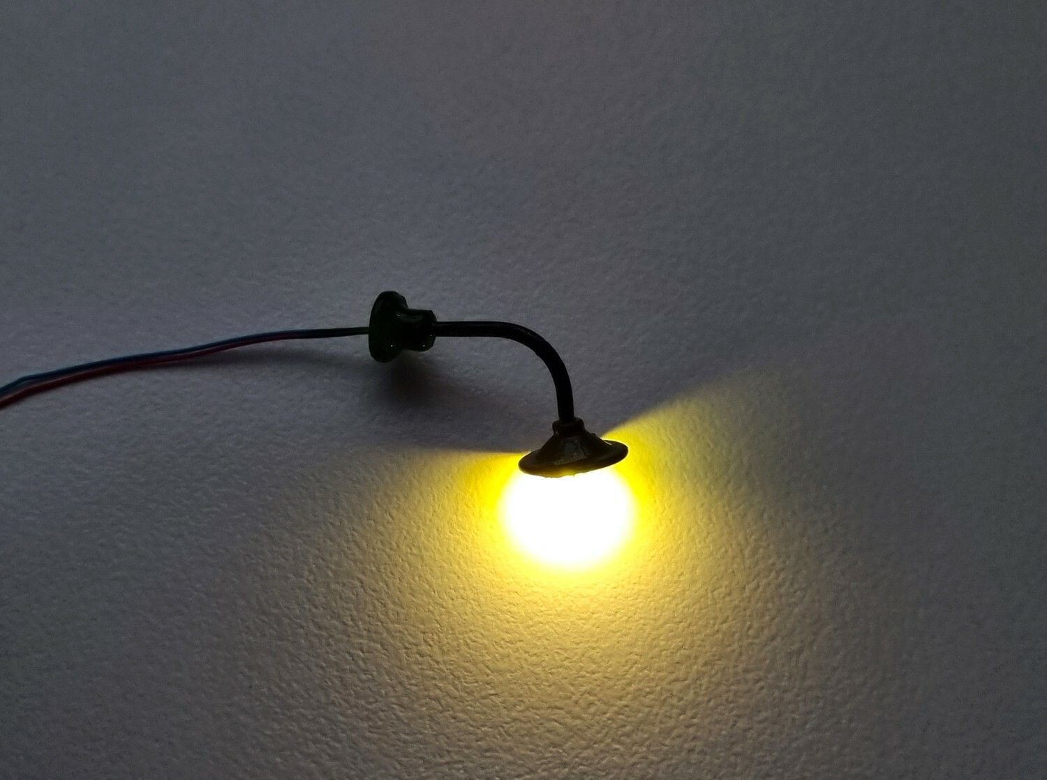 Lampa, gatulampa, miniatyrlampa (LED) För dockhus, tittskåp, tågräls mm