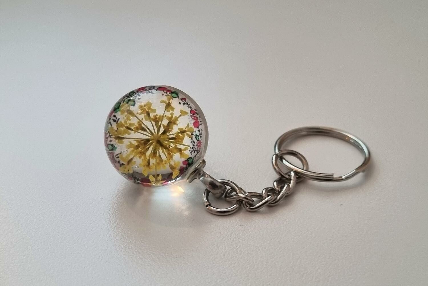 Nyckelring Glaskula glasboll med torkad blomma (Gul)