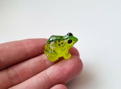 Grön liten groda. Miniatyr för dekoration