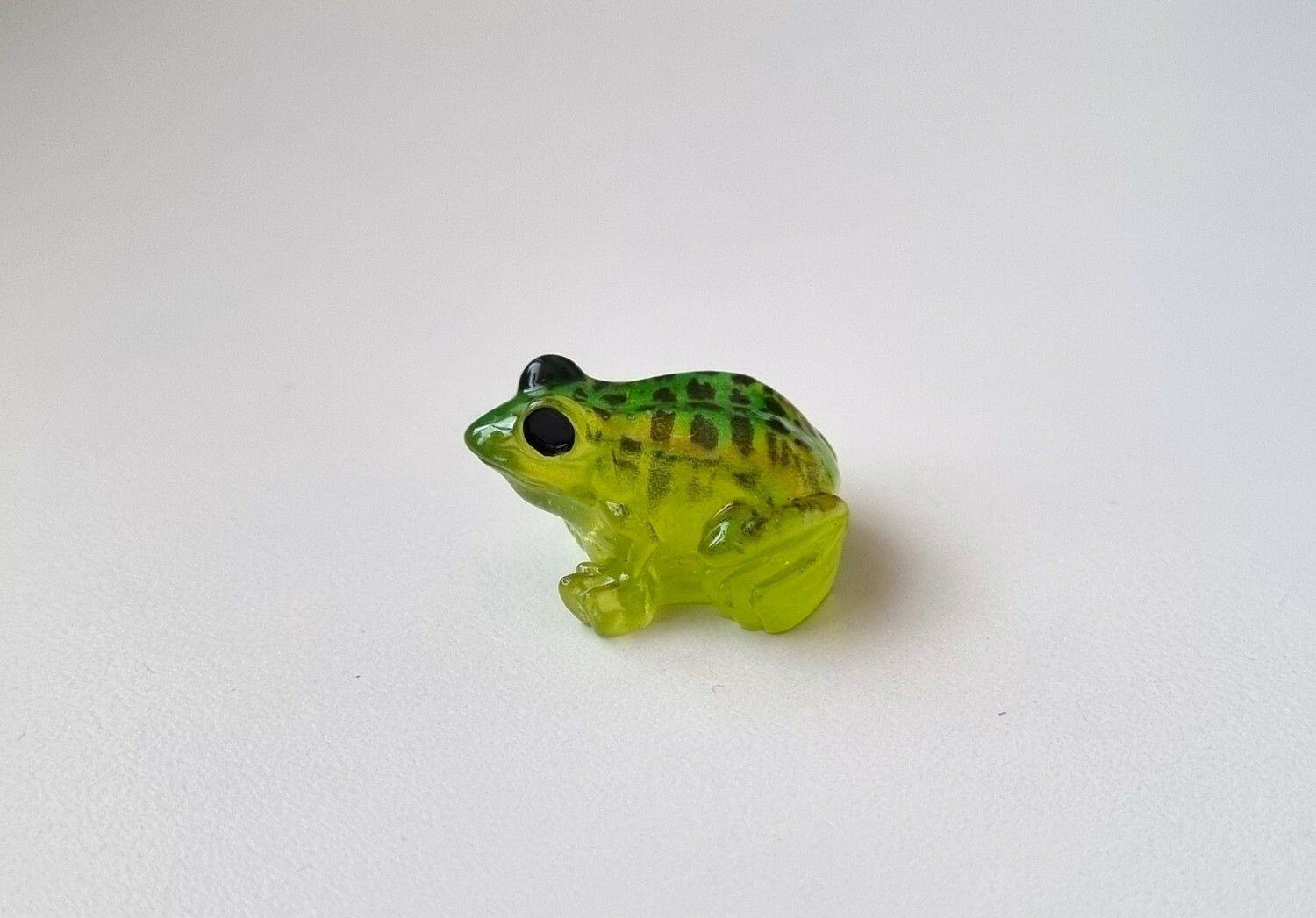 Grön liten groda. Miniatyr för dekoration