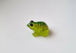 Grön liten groda. Miniatyr för dekoration