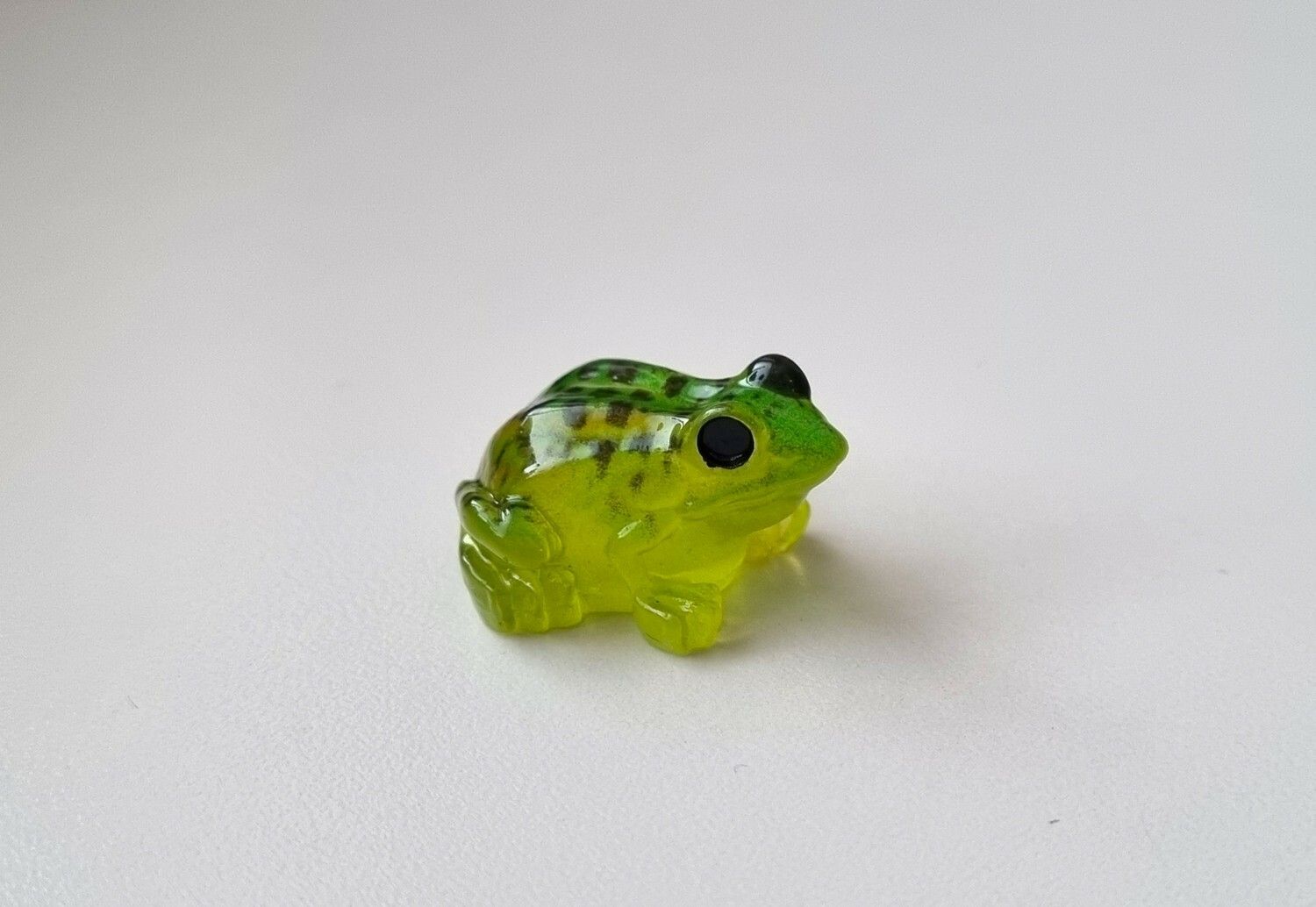 Grön liten groda. Miniatyr för dekoration