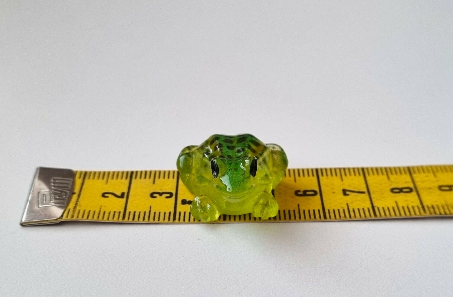 Grön liten groda. Miniatyr för dekoration