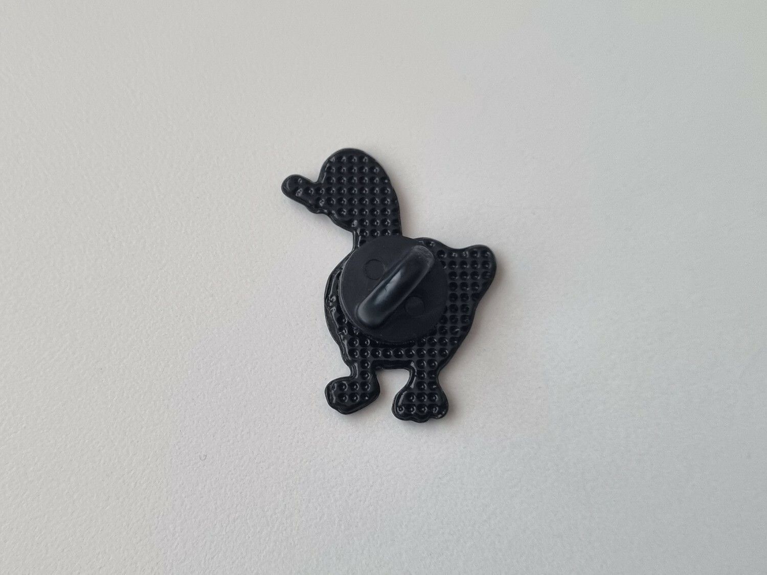 Pins, anka / gås med en kniv i munnen