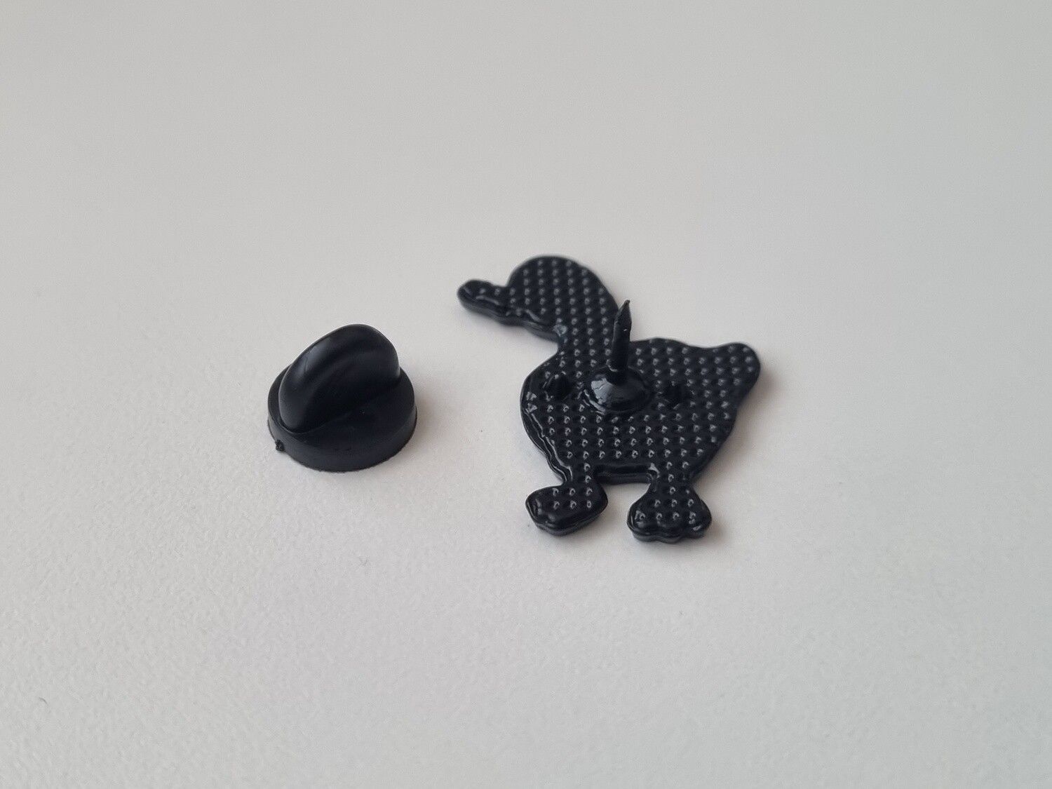 Pins, anka / gås med en kniv i munnen