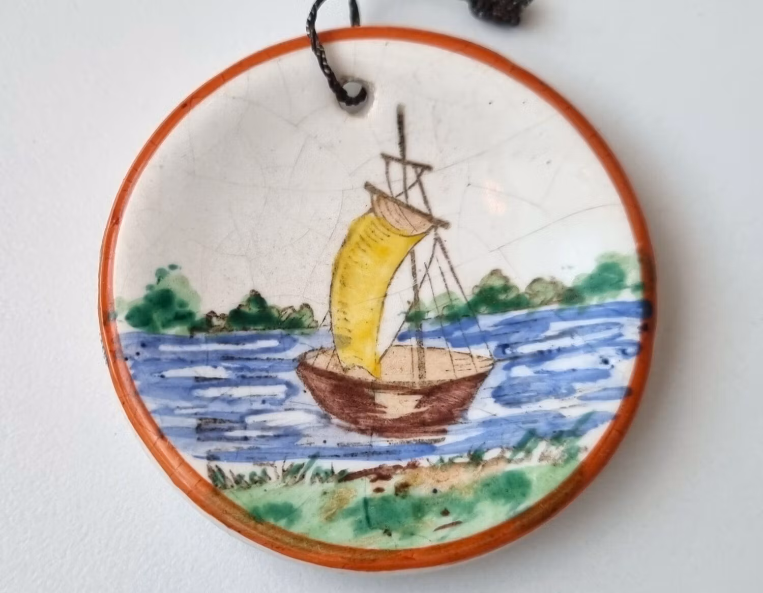 Miniatyrtavla i porslin, för upphängning på vägg