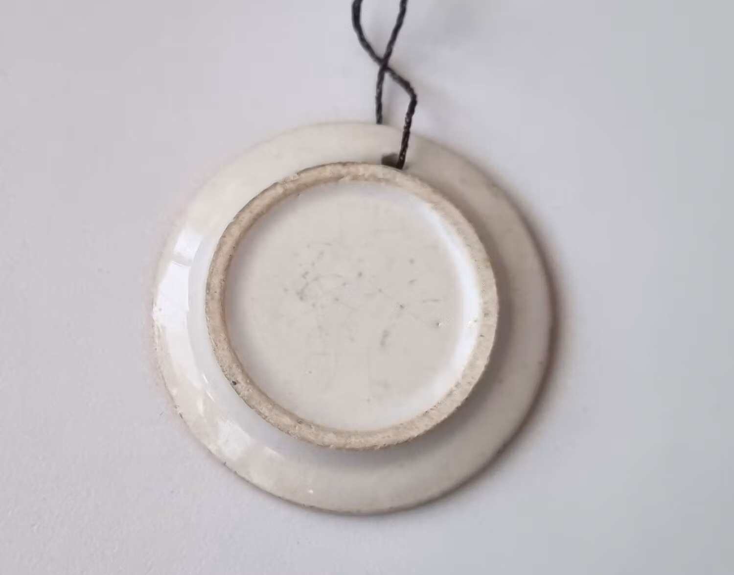 Miniatyrtavla i porslin, för upphängning på vägg