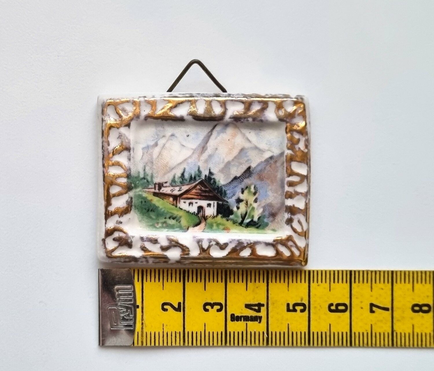Miniatyrtavla i porslin, för upphängning på vägg