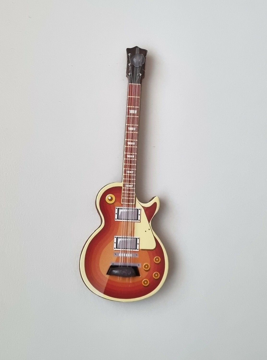 1 st brun elgitarr, miniatyrgitarr i trä