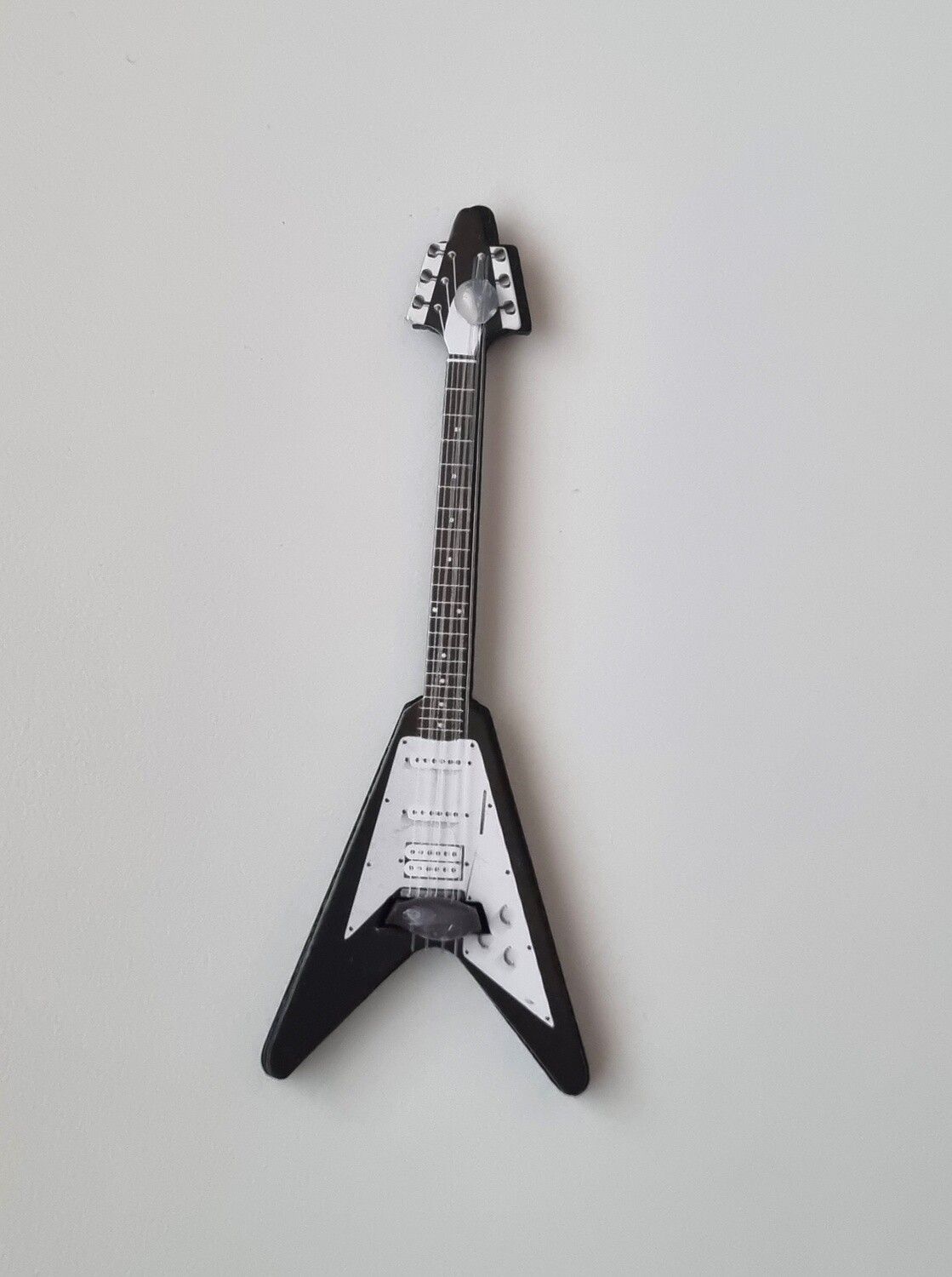 1 st svart elgitarr, miniatyrgitarr i trä